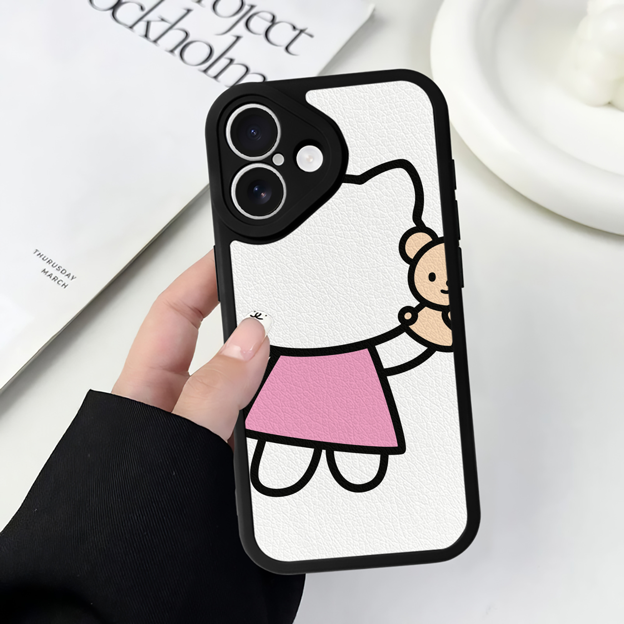 （画像用） Hello Kitty ハローキティ 【iPhone 16シリーズ対応】シリコンスマホケース（レザー調） 材質：シリコン